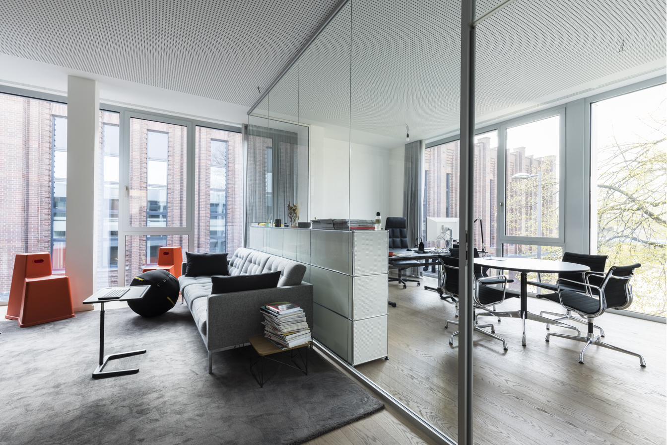 Modernes Büro von Xient mit Lounge- und Besprechungsbereich
