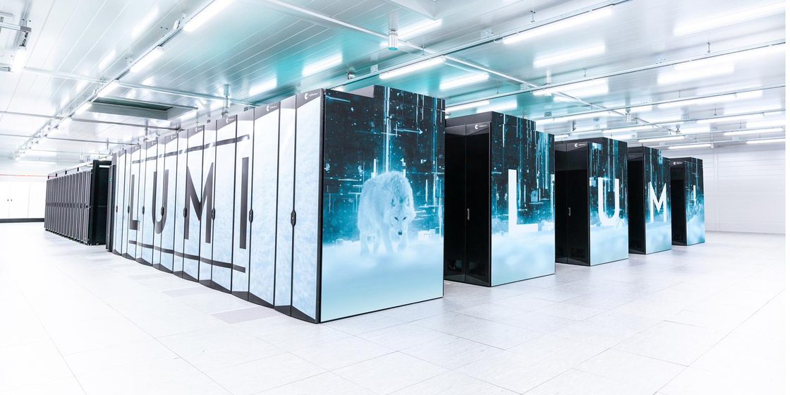 Der LUMI-Supercomputer im CSC-Rechenzentrum in Kajaani, Finnland - Reihen von Rechenschränken mit LUMI-Branding.