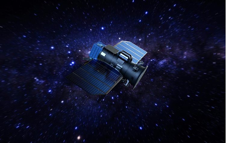 Satellit mit ausgeklappten Solarpaneelen vor einem Sternenhimmel.
