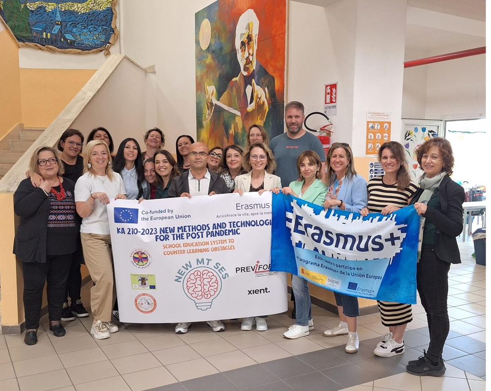 Das internationale New-MTSES-Team in Aprilia (Italien) mit Projektbanner und Erasmus+-Flagge