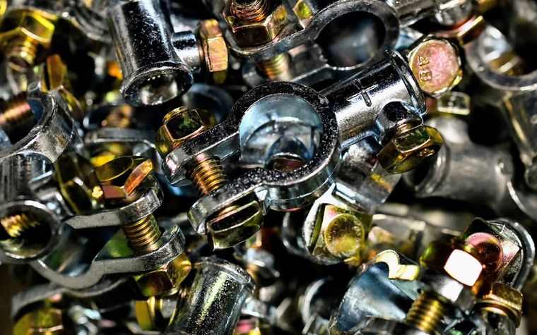 Nahaufnahme metallischer Anschlussklemmen.